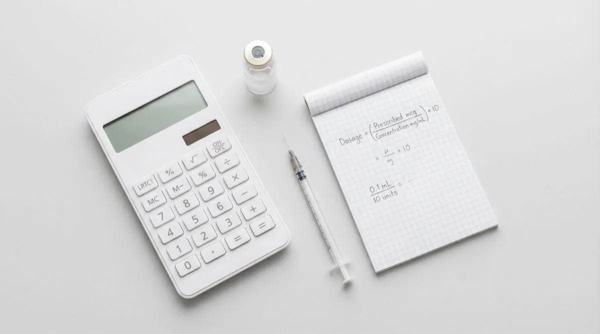 Calculatrice, seringue et flacon de peptide sur bureau avec formules