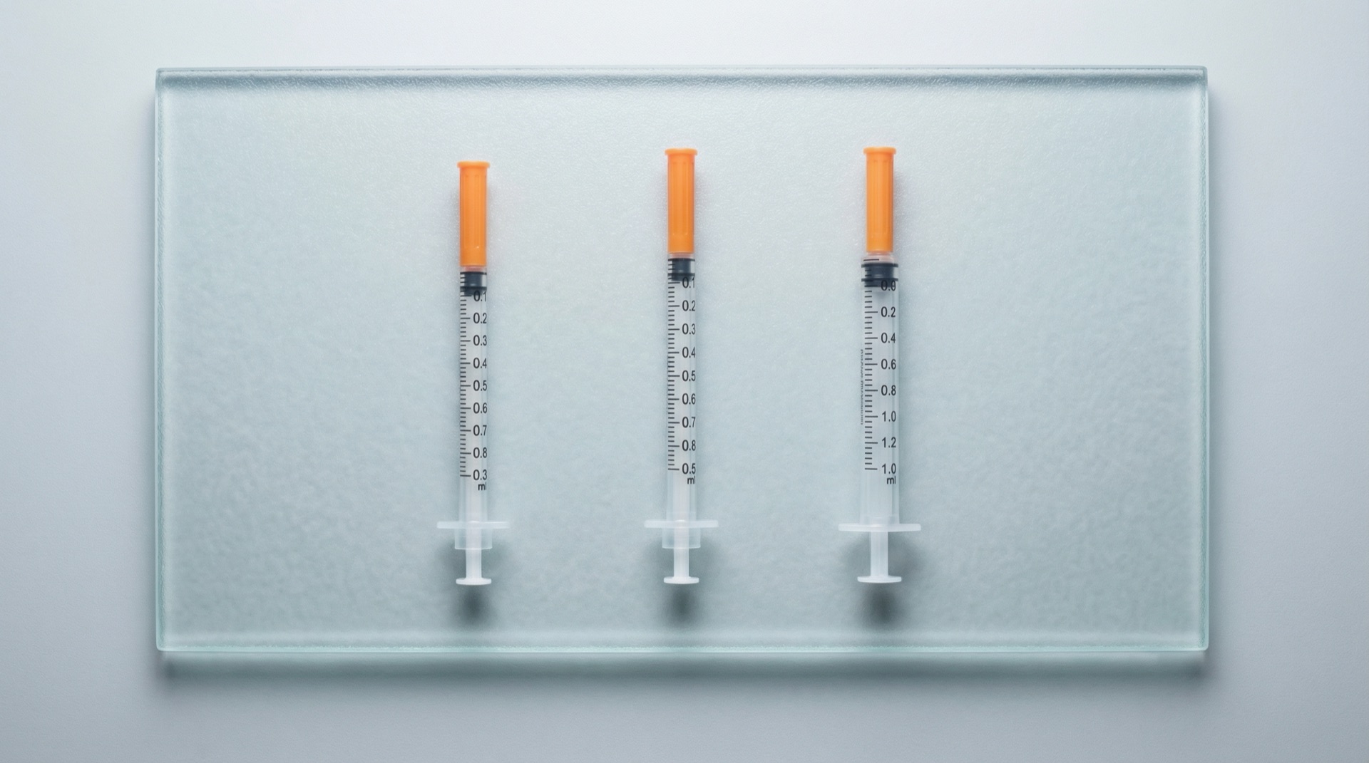 Tre siringhe insuliniche di dimensioni diverse a confronto