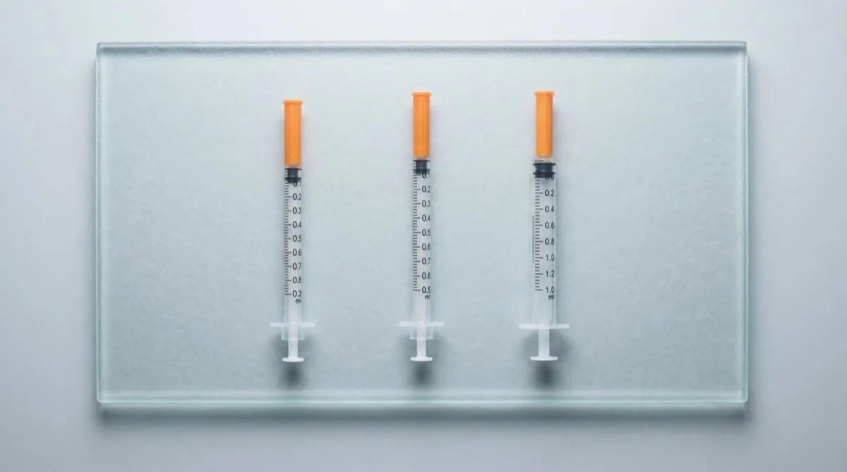 Trois seringues à insuline de différentes tailles comparées